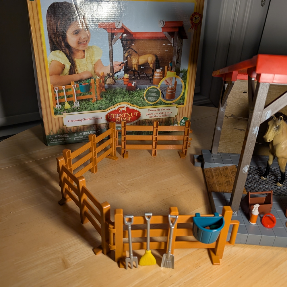 Chestnut Ridge Grooming Stable Playset - Picture 3 of 8